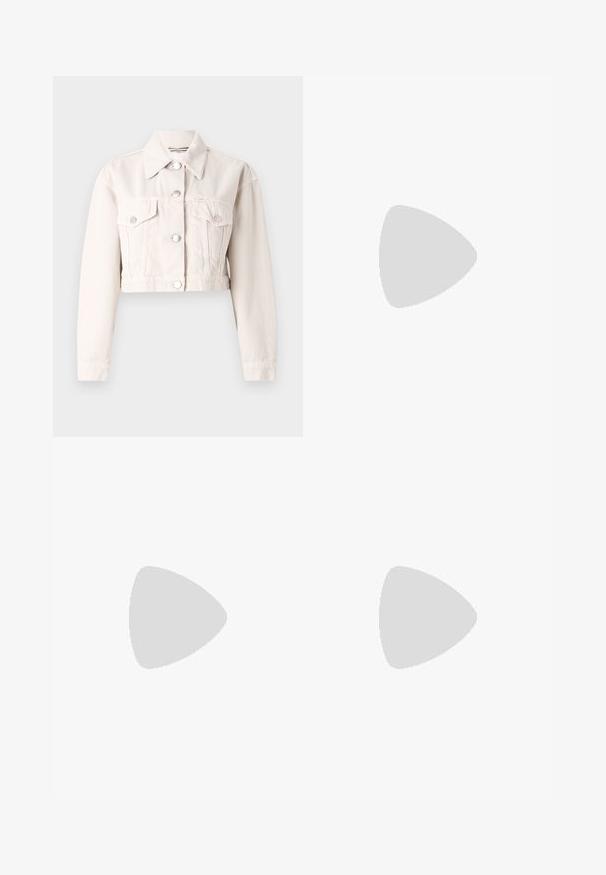 Rövidített világos krémszínű farmerdzseki, nyakkal, két elülső zsebbel, ezüstgombos záródással és enyhén texturált anyaggal.; Tejszínű, rövid fazonú póló bordázott anyagból, kerek nyakkivágással és rövid ujjakkal, laza szabással.; Beige pamut sort, amely normál szabású, gombos záródású, oldzsebes és diszkrét varrással rendelkezik. Sima felszín és térd feletti kialakítás.; Barna bőrszíjjal készült sarok, hegyes orral, kivágott dizájnnal és varrott részletekkel. Karcsú sarokkal és állítható pánttal rendelkezik.