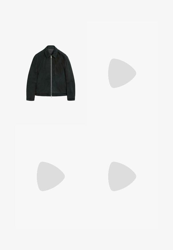 Svart mockajacka med krage, framdragkedja och en bröstficka. Slät textur och smal passform.; Vit kortärmad polo skjorta tillverkad av mjukt bomullstyg. Har en klassisk krage med två knappar och en rak nederkant.; Mörkblå denimjeans med rak benmodell, fem fickor och kontrasterande sömmar. Har en ren midja och fåll.; Svarta patenterade läderskor med rund tå, snördesign och tjock gummisula. Har en dragflik vid hälen för enklare påtagning.