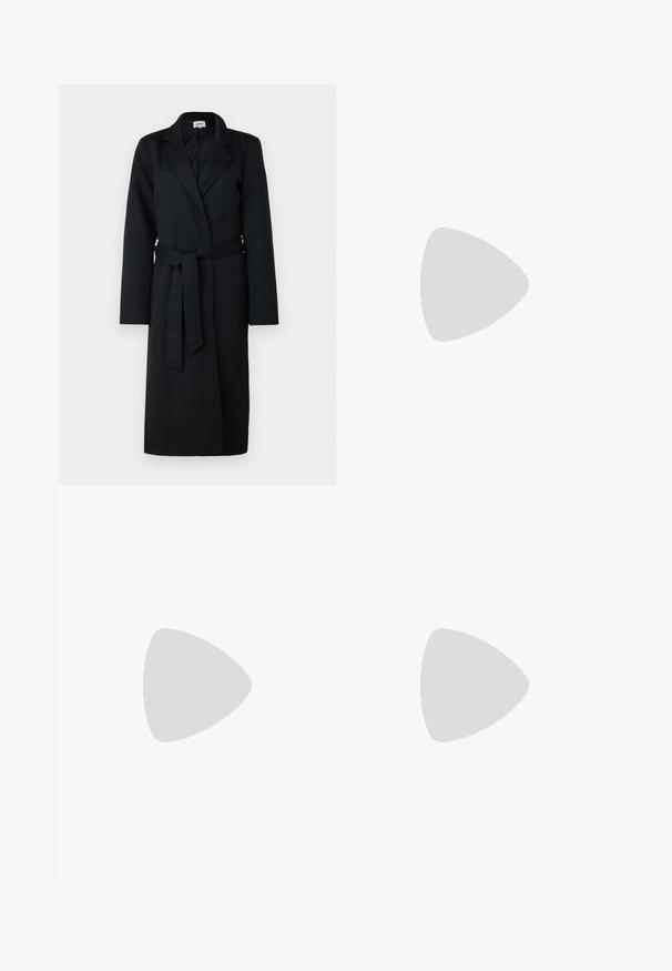 Cappotto lungo nero con rever a punta, design avvolgente e cintura coordinata. Realizzato in tessuto simile alla lana, presenta maniche lunghe e una texture liscia.; Vero Moda Curve VMCMARY SMOCK - Camicetta - black; Pantaloni neri a zampa d'elefante realizzati in tessuto elasticizzato, con una vita alta e una superficie liscia. I pantaloni si allargano a partire dal ginocchio.; Sneaker alte nere in tela con suole e lacci bianchi. Presentano un logo circolare sul lato e cuciture bianche a contrasto.