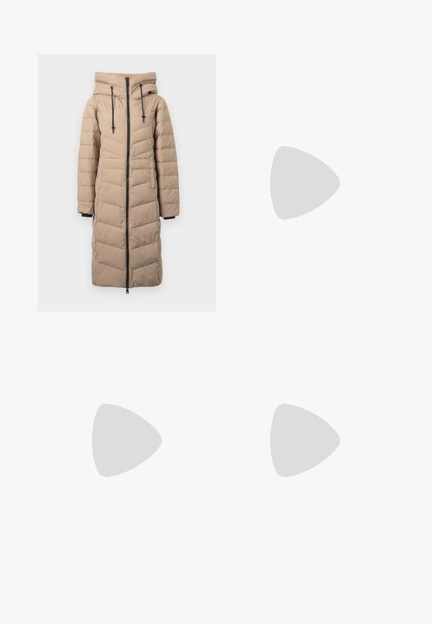 Abrigo puffer largo de color beige con un diseño acolchado, capucha, cremallera frontal y detalles negros en los puños. Textura suave y ajuste hasta la rodilla.; Suéter de punto negro con cuello redondo, mangas largas y una textura suave. Diseño sencillo, sin patrones ni acentos.; Pantalones de denim anchos y negros con tres franjas blancas en cada lado y un pequeño logo blanco. Cuenta con bolsillos frontales y un cierre de botón.; Zapatillas blancas con rayas negras y acentos de ante beige. Cuentan con una suela de goma texturizada y cordones blancos planos, usadas con calcetines de color claro.