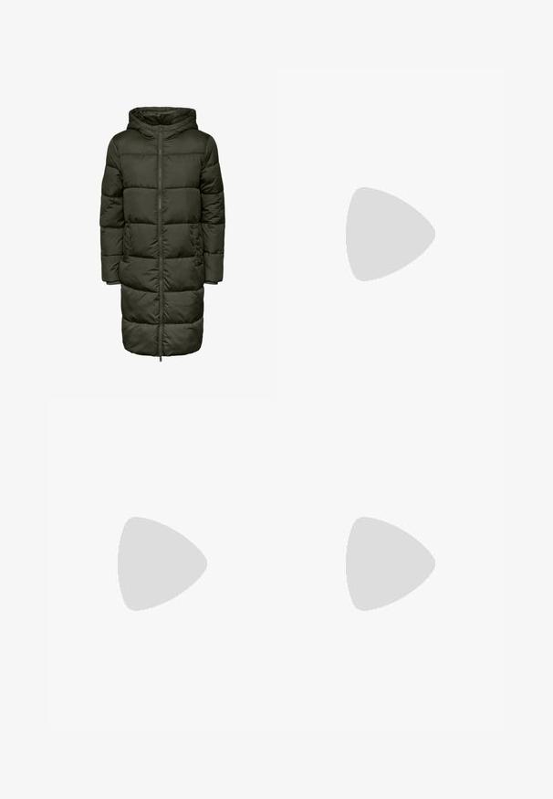 Dunjakke i mørkegrønn, med hette, glidelås og elastiske ermer. Laget av isolerende materiale som gir varme og komfort.; Svart ribbestrikket genser med lange ermer, rund hals og tettsittende silhuett, med en jevn tekstur over hele plagget.; Svart T-skjorte med V-hals og cap-ærmer, laget av mykt materiale, med en avslappet passform og minimale sømdetaljer.; Viddeben mørkeblå denim jeans med høy midje, som har snøring, fem lommer og kontraststing.; Svart lær slingback sko med spiss tå og smal, buet hæl. Har en diskret justerbar rem med en metallspenne.; Brun lærveske med to robuste håndtak, rektangulær form, jevn tekstur og glidelås. Minimalistisk design uten synlige mønstre.