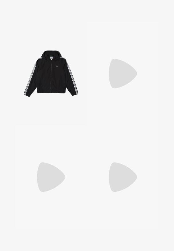 Zwarte ritsjack met capuchon en witte zijstrepen, met een klein logo op de borst en een lichtgewicht, gladde stoftextuur.; Zwarte katoenen t-shirt met ronde hals, voorzien van een witte en groene gestreepte afwerking en een geborduurd groen krokodillenlogo op de linkerborst.; Zwarte sportshorts gemaakt van lichtgewicht stof, met een elastische tailleband en een klein groen logo op het onderbeen aan de linkerkant.; Zwarte en donkergrijze sportsneaker met een oranje zoolaccent en een geperste krokodillenlogo op de zijkant, getoond in profiel op een witte achtergrond.