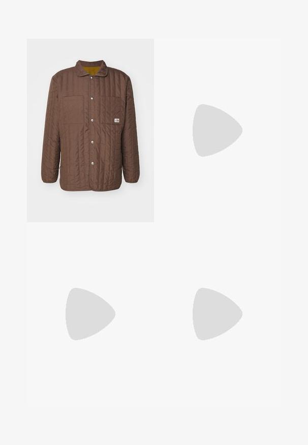 Braune gesteppte Jacke mit Kragen, zwei Brusttaschen, Druckknöpfen und einem kontrastierenden gelben Innenfutter. Verfügt über horizontale Nähte.; Langärmliges, Rundhalsoberteil aus hellgrauem Stoff. Verfügt über flache Nähte und seitliche Schlitze für eine optimale Bewegungsfreiheit sowie eine glatte, weiche Textur.; Hellgelbe, weit geschnittene Jeanshose aus Denim mit einem vorderen Knopfverschluss, fünf Taschen und geradlinigem, unaufgeregtem Design.; Grüner Wildledersneaker mit einer Sohle aus Gummi, runder Zehenform und Schnürdesign. Mit dem charakteristischen Logo von Nike in einem dunkleren Grünton.