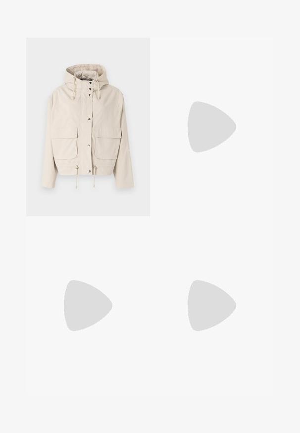 Beige vindjakke med hette, med trykknapper, to lommer foran, snøring i kanten og en glatt, matt tekstur.; Hvit hettejakke laget av en bomullsblanding med en frontlomme. Har en subtil "PEGADOR"-logo i lys grå over lommen.; Lyseblå denimshorts med løs passform, middels høy livvidde og synlige sømmer. Har sidelommer og baklommer, samt knappelukking.; Hvit lær sneakers med perforert tåboks, teksturert såle og hvite snørebånd, paret med vide røde bukser og en blå og gul bakgrunn.