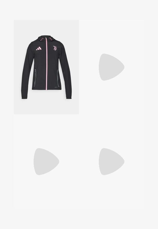 adidas Performance JUVENTUS TIRO25 COMPETITION VIS TECH TRAVEL JACKET - Klubu apģērbs - black/bliss pink; Sarkans un melns Manchester United krekls ar ģeometrisku rakstu, īsām piedurknēm, apaļu kaklu un izšūtu kluba logo uz krūtīm.; Melni sporta šorti ar iebūvētu iekšējo slāni, izgatavoti no elpojoša auduma. Iekļautas diskrētas logotipa detalizācijas un strukturēta tekstūra. Regulējama jostasvieta.; Melni sporta apavi ar vieglu dizainu, ar trim izteiksmīgiem pelēkiem svītrām, gludu virsmu un kontūrveida zoli.