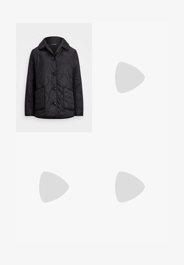 En svart, kviltet jakke har krage, frontknapper og to store lommer med subtile bølgemønstre på stoffet.; Marinblå ribbet langermet topp med høy hals og kort design. Laget av strukturert stoff med minimalisme stil.; Hvite høyt midjebukser med vidde laget av bomull. Har knapplukking, to baklommer og en ren, glatt tekstur.; Svarte flate sandaler med flere stropper, med gullhardware og en jevn tekstur. Lavprofil-design med polstret såle.