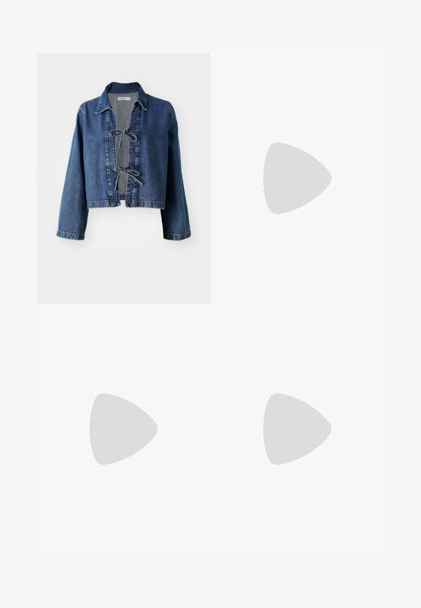 Veste en denim raccourcie de teinte bleue, avec un col pointu, des manches longues et des fermetures à lien à l'avant pour un ajustement réglable.; Pull noir et crème à motifs avec un design géométrique en losanges, encolure ronde et manches longues avec des poignets côtelés.; Jean large bleu clair avec des panneaux contrastants bleu foncé, ourlets effilochés et taille standard avec fermeture à bouton en métal.; Baskets blanches en toile avec une semelle épaisse, bout arrondi et cinq œillets pour les lacets. Onglet arrière pour un enfilage facile. Texture lisse, design minimaliste.