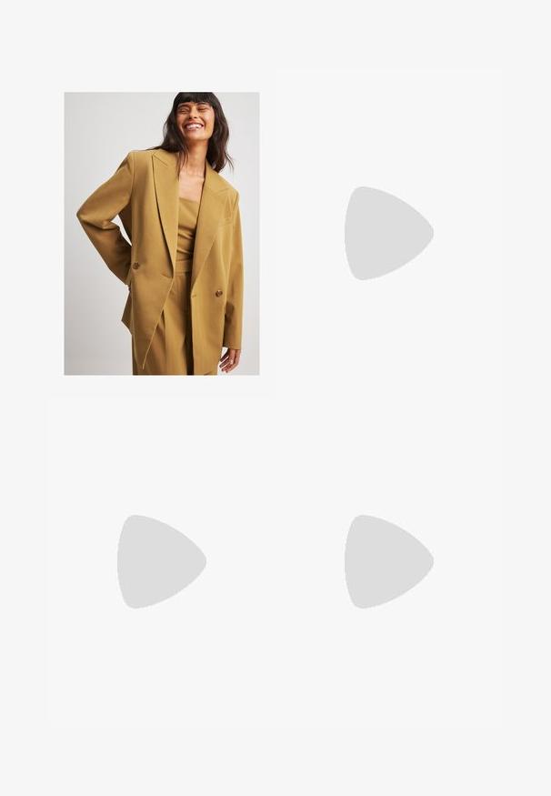 Dubbelzijdige mosterdkleurige blazer met lange mouwen, met een notch-revers en twee knopen. Lichtgewicht stof met een gladde textuur.; Twee tanktops tentoongesteld, één zwart en één wit. Beide hebben een geribbelde textuur en brede bandjes met een ronde halslijn.; Witte gestapelde rok van lichtgewicht stof, met een rekbare tailleband, ruches en een vloeiende ontwerp dat tot halverwege de kuit reikt.; Taupe suède enkellaars met een slouchy ontwerp, puntige neus en blokhak. Vanzelfsprekend textuur met naaddetails aan de zijkanten.; Tan suède schoudertas met een grote opening en lange franjes aan beide zijden, met een gladde textuur en een enkele handgreep.