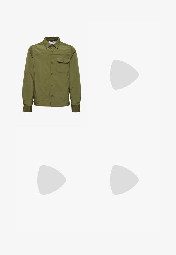 Veste vert olive en matériau lisse et léger, avec un devant à boutons, un col pointu et une poche poitrine unique.; Trois t-shirts sans manches en gris, blanc et noir. Tissu en coton doux avec un col rond et une coupe décontractée. Design simple, sans motifs.; Shorts vert olive en tissu, dotés d'une ceinture en cuir marron, de poches avant et d'un ourlet droit. Texture lisse et design décontracté.; Baskets vertes et blanches avec une tige en cuir, boîte à orteils perforée, logo en évidence et semelle en caoutchouc. Présente des accents verts contrastants.