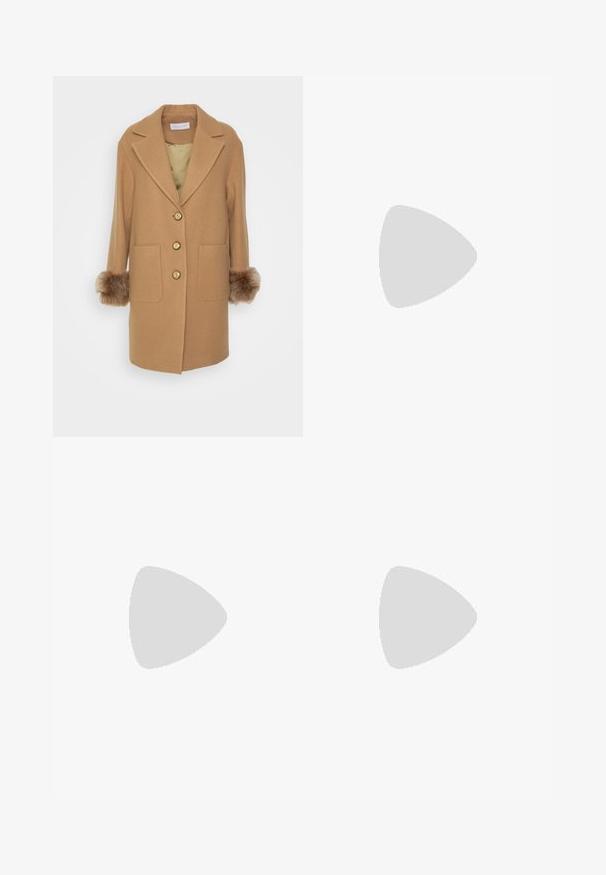 Camel wollen blend jas met een afgeknipte kraag, vier gouden knopen, twee zijzakken en nep bontaccenten op de mouwen.; Witte katoenen t-shirt met korte mouwen, ronde halslijn, comfortabele pasvorm en gestikte zoom. Etiket zichtbaar aan de binnenzijde van de hals.; Bloemenpatroon broek met een beige achtergrond, versierd met rode en groene bloemen en zwarte accenten. Losse pasvorm met zijzakken.; Zwarte leren slingback schoen met een puntige neus, decoratieve banden met metalen oogjes en een lage blokhak. Textuur oppervlak.