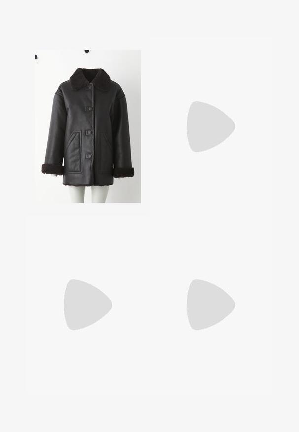 Veste en cuir noir avec un col en peau lainée marron, fermeture à boutons sur le devant, deux poches latérales et des accents en peau lainée sur les poignets.; Cardigan gris en tricot à manches courtes avec un motif en treillis, doté d'un col en denim et de cinq boutons dorés sur le devant.; Pantalons beige à jambe large avec une taille haute, dotés de deux poches décoratives à l'avant et de boutons dorés de chaque côté. Texture de tissu lisse.; Sandales noires à talons avec des fines lanières, une finition texturée, bout ouvert et un design de talon pointu et élégant. Équipées d'une semelle intérieure lisse et d'une surface brillante.; Sac à main en cuir bordeaux avec une forme courbée, un accent matériel circulaire doré et une bandoulière. Texture lisse, design minimaliste.