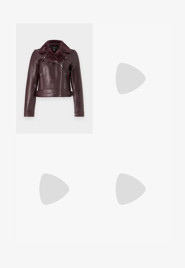 Burgundska usnjena motoristična jakna s krznenim ovratnikom, srebrnimi zadrgami, prilegajočim dizajnom in pasom z detajli.; Bela pulover iz pletenine z dolgimi rokavi, okroglo ovratnico in okrasnim bisernim detajlom pri ovratniku. Mehka tekstura in prilagojen dizajn.; Bež hlače širokega kroja iz lahkega materiala. Imajo sprednji gumb za zapiranje in ravne robove. Gladka tekstura z minimalnimi šivi.; Črne usnjene čevlje z zaobljenim nosom, ravnim podplatom in trakcem z zaponko. Debel blokasti petnik za dodatno stabilnost.