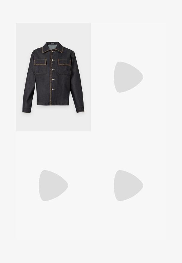 Tamsus džinsinis švarkas su apykakle, visišku priekiu užsegamu mygtukais, dviem krūtinės kišenėmis, kontrastingais siūlais ir ilgomis rankovėmis.; Trumpas rankovinis marškinėliai su tamsiai mėlynu ir baltu gingham raštu bei netaisyklingomis juodomis abstrakčiomis linijomis ant priekio ir rankovių.; Pilkos lauko šortai su elastingu juosmeniu, integruotu juodu reguliuojamu diržu, priekyje esančia užtrauktuku uždaroma kišene ir dviem šoninėmis kišenėmis.; Rudos odinės kaubojų botai su aukšta ašimi, smailiu pirštu, sudėtingomis siuvimo raštais ir mažu kulnu. Tekstūruotas paviršius visame ilgyje.