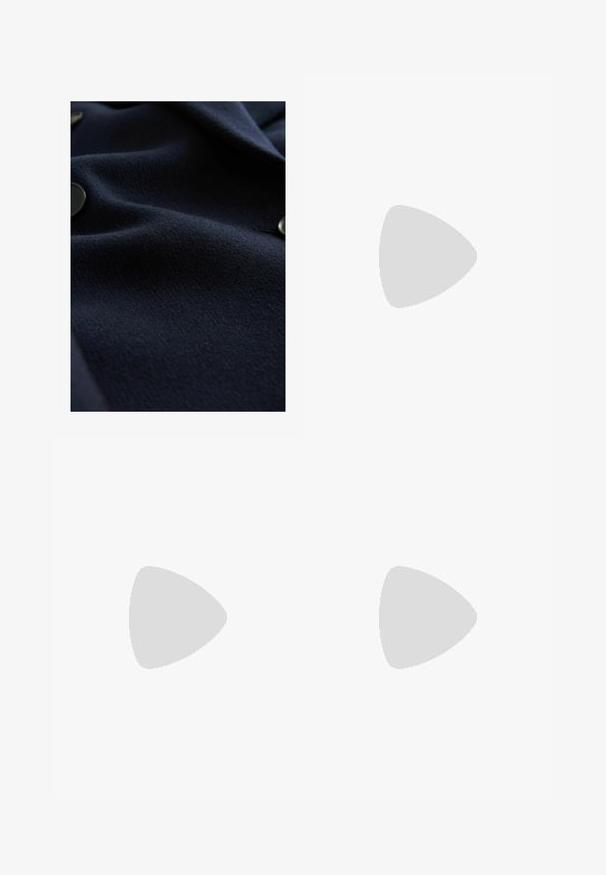 Marineblaues Wollgewebe mit strukturierten Oberflächen und subtiler Glanz. Beinhaltet runde schwarze Knöpfe entlang des Randes, die ein elegantes Design zeigen.; Häkelpullover in Creme mit lockerer Passform, langen Ärmeln und gewelltem Saum. Verfügt über offene Gewebemuster für eine atmungsaktive Textur.; Bershka WIDE-LEG - Wide Leg - dark blue; RAID ANSHIKA - Riemensandalette - black