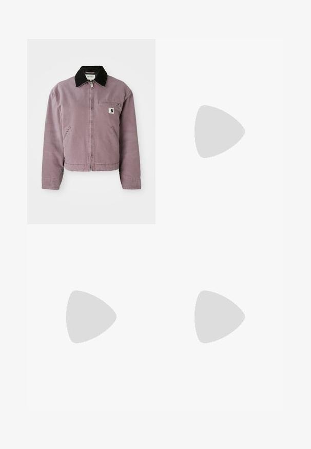 Chaqueta de lienzo morada con un cuello de pana negro, cierre de cremallera y bolsillo en el pecho. Cuenta con bolsillos laterales y un diseño corto.; Camiseta blanca de manga corta hecha de algodón, con un pequeño logo en forma de corazón negro en el área del pecho izquierdo.; Jeans de mezclilla gris con un estampado floral, de cintura alta, corte recto y diseño clásico de cinco bolsillos. Tejido duradero con una ligera textura.; Zapatillas de color rosa claro hechas de ante, con rayas y acentos en azul marino. Cuentan con una lengüeta y cordones en crema claro, y una suela de goma.