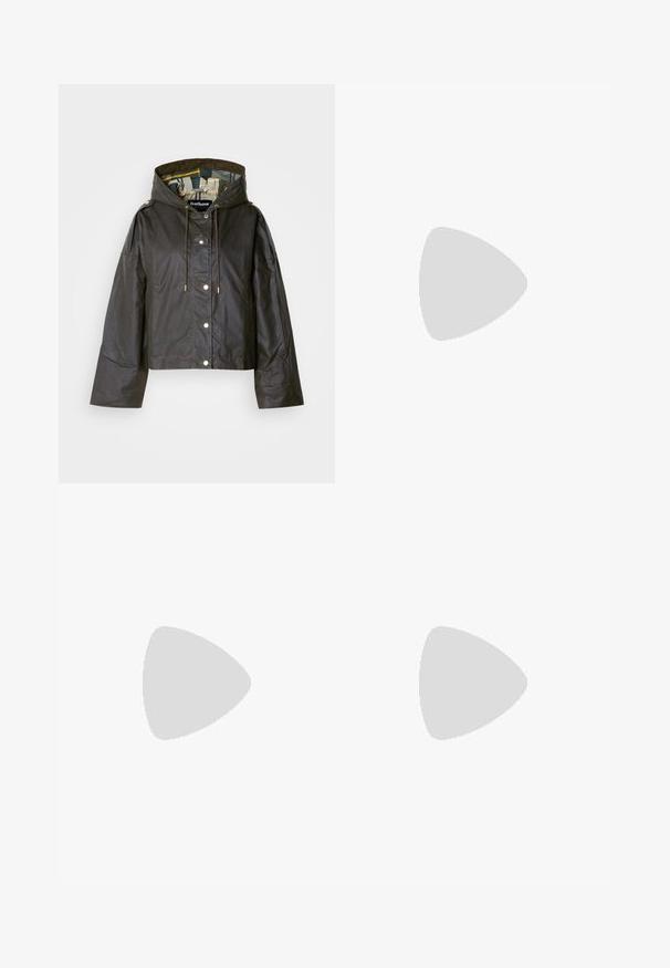 Casaco curto preto com capuz, com fecho de correr e botões de pressão, cordão ajustável e detalhes em tom dourado. Interior forrado com padrão.; Sweater de gola alta azul marinho com textura canelada, mangas largas e um ajuste relaxado. Material suave e design minimalista.; As calças de ganga de um azul claro apresentam um corte descontraído, grandes bolsos e costura contrastante. O tecido tem um acabamento desgastado com uma textura suave.; Botas de borracha pretas até ao joelho com sola robusta, textura antiderrapante e uma aba de tecido na parte superior para fácil colocação. Acabamento suave e mate.