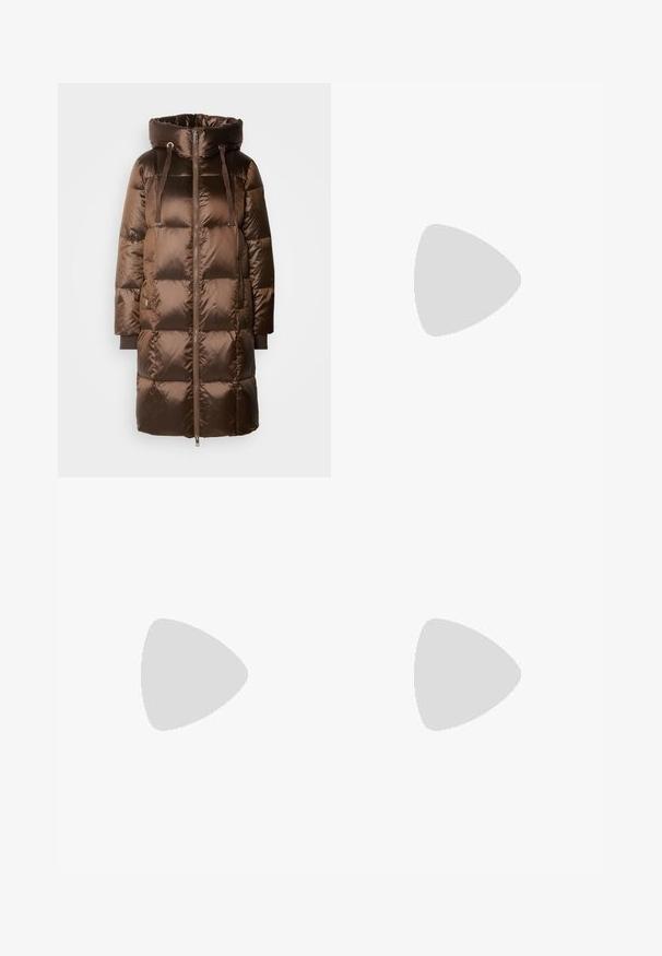 Mos Mosh JACKET - Pūkinis paltas - rain drum; Šviesiai rožinė megzta palaidinė su apvaliu iškirpimu, raglaninėmis rankovėmis ir raukšlėtomis rankogaliais. Audinys minkštas, su laisvu kirpimu ir minimaliais dekoratyviniais elementais.; Juodos tamprės su aukšta juosmens linija, su blizgiais šonais ir ryškiais siūlėmis. Medžiaga yra elastinga ir lygi.; Sidabriniai ir smėlio spalvos suknelės batai su tekstūruotu guminio pėdelio, smėlio spalvos raišteliais ir geltona logo, atspausdinta ant šono.