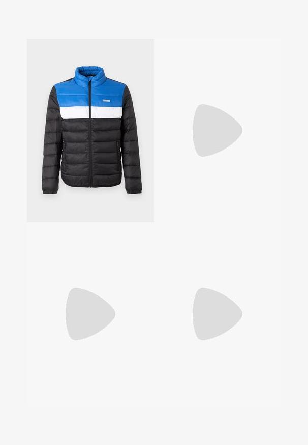 Gevoerde jas met een blauw, wit en zwart kleurblokontwerp, hoge kraag, rits aan de voorkant en zijzakken met ritsen.; Blauw-wit gestreepte lange mouwen shirt, met knoopsluiting, voorzien van een klassieke kraag en één borstzak. Zacht katoen materiaal.; Witte sweatpants gemaakt van zachte stof, met een elastische tailleband en boorden, een gladde textuur en een losvallend ontwerp.; Witte, marineblauwe en grijze sneaker met een gemengde materiaald ontwerp, met een gestructureerde bovenkant, platte veters en een gevoerde zool.