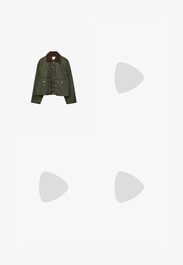 Giacca verde oliva con colletto in velluto a coste marrone, dotata di due tasche frontali, chiusura con bottoni e design corto. Tessuto morbido.; T-shirt giallo a maniche corte realizzato in cotone morbido e leggero, con un dettaglio annodato in vita. Texture liscia e vestibilità rilassata.; Jeans in denim blu chiaro a vita media con finitura testurizzata, dotati di una piccola tasca frontale e chiusura a bottone metallico. Cuciture distintive visibili.; Zoccoli in suede di un verde oliva chiaro con una soletta in sughero e gomma sagomata. Presentano una cinghia laterale con fibbia metallica e una punta arrotondata.; Borsa tote in pelle marrone con un design spazioso. Presenta una texture liscia e un logo dorato discreto. Abbinata a un maglione lavorato a maglia color crema.