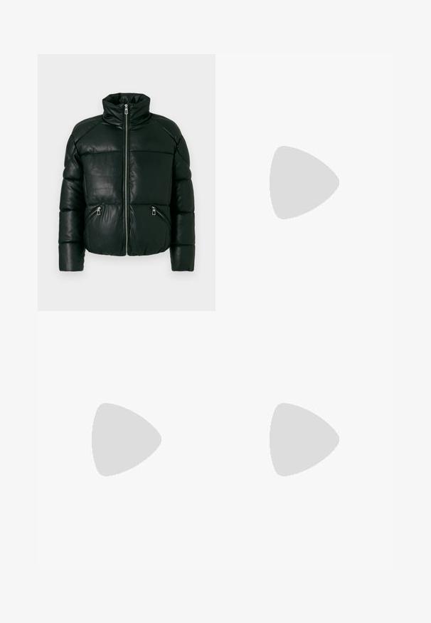 Czarna skórzana kurtka puchowa z wysokim kołnierzem, z suwakiem z przodu i dwoma kieszeniami bocznymi na zamek. Pikowany design z wyściełaną teksturą.; Biała koszulka z krótkim rękawem z czerwonym napisem "Studio Originals Edition" po lewej stronie klatki piersiowej, wyeksponowana na neutralnym szarym tle.; Białe szorty w pionowe granatowe paski, z elastycznym paskiem w talii i sznurkiem do regulacji. Miękka tekstura z casualowym, lekkim designem.; Białe sneakersy wsuwane z teksturowanej powierzchni, grubą podeszwą i minimalistycznym designem. Zawierają logo marki z boku.