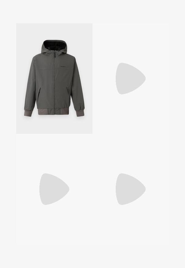 Grå hettejakke med glidelås, med elastiske mansjetter og nederkant, to sidelommer, og en glatt, vanntett overflate.; Svart polo skjorte laget av glatt stoff, med krage, korte ermer og en liten grå Jordan-logo brodert på venstre bryst.; Beige, lette bukser med elastisk midje og snor. Har folder og løs passform, laget av myk og glatt stoff.; Sko med overdel i kremfarget lær og marineblå semsket skinn, med synlig luftsåle, beige gummisåle og rød detalj på hælen.