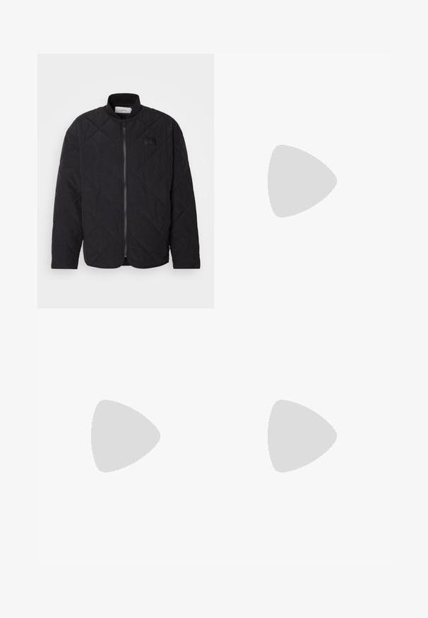 Jaqueta preta acolchoada com colarinho alto, fecho de correr e um discreto emblema. Apresenta um acabamento texturizado e padrões em forma de losango.; Polo de cor azul claro com mangas curtas, gola, pala com três botões e um logótipo discreto no peito. Tecido de malha suave.; Calças de ganga pretas com um design de pernas largas, apresentando cinco bolsos e fechos metálicos. Textura suave, sem padrões visíveis.; Sapatilhas altas de couro preto com um acabamento suave, sola de borracha branca e um design simples de atacadores. Apresenta uma alça na parte de trás.