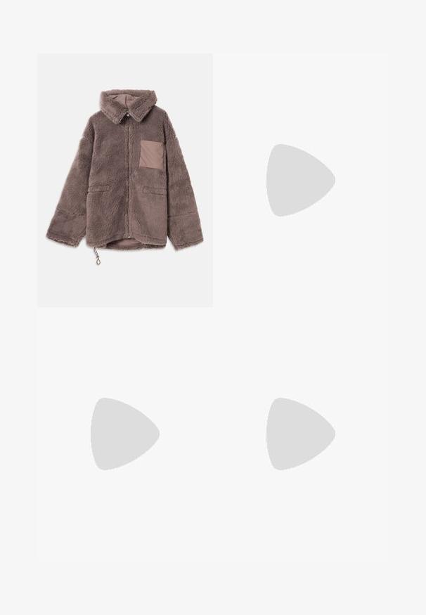 Chaqueta de forro polar marrón y esponjosa con cuello tipo camisa, cierre de cremallera, dos bolsillos frontales y un detalle de bolsillo en color beige en contraste.; Camisa blanca de manga larga y botonadura frontal, hecha de algodón, con un bolsillo en el pecho con bordado tonal, cuello y puños con botones.; Jeans de mezclilla azul acampanados con paneles laterales decorativos que presentan una textura borrosa multicolor y acentos de tela contrastantes en los bolsillos.; Mocasines de cuero negro con punta redondeada, que cuentan con un detalle de herrajes dorados y costuras, situados sobre una suela de goma texturizada y baja.