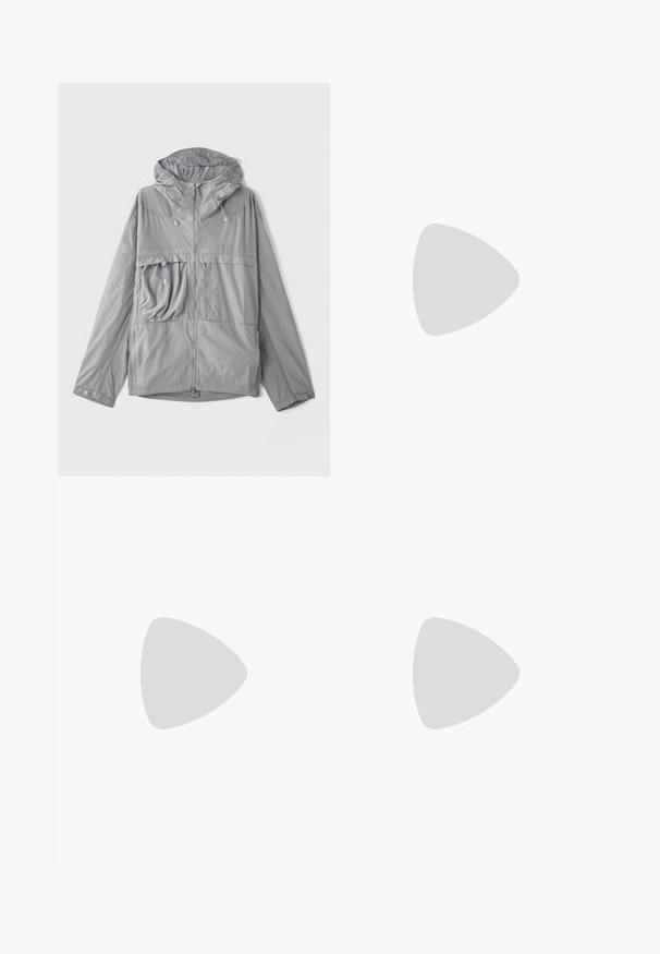 Leichte graue Jacke mit Kapuze, durchgehendem Reißverschluss, großer Brusttasche, texturiertem Stoff und elastischen Zugbändern an Kapuze und Saum.; Beige Radsporttrikot mit kurzen Ärmeln, Frontreißverschluss, Netzstruktur und kleinem weißen Logo auf der linken Brust.; Weiße Shorts mit elastischem Bund und Kordelzug, vor einem schlichten hellen Hintergrund präsentiert. Geeignet für lässige oder warme Wetterkleidung.; Grüne und schwarze Sport Schuhe mit einer strukturierten Oberseite, Netzpaneelen, robuster Sohle und Schnürdesign, das eine verstärkte Zehen- und Fersenkappe aufweist.; Schwarzer Rucksack mit einem stromlinienförmigen Design, aus strapazierfähigem Stoff gefertigt. Verfügt über ein mit Reißverschluss verschlossenes Fach, elastische Kordelakzente und Logo-Details.