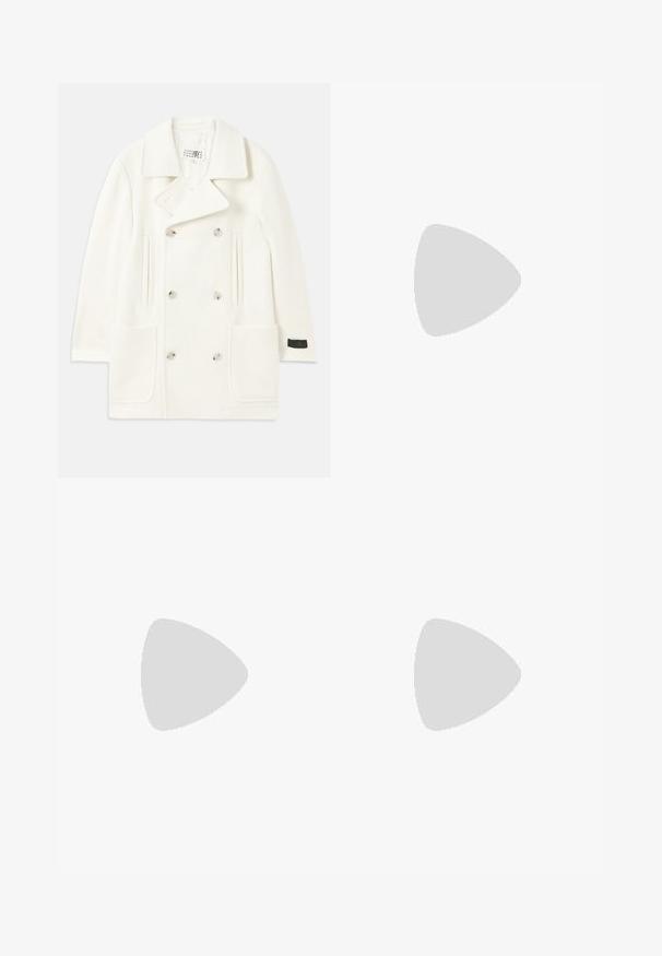 Balta dvigubai sagta striukė su dideliais apykaklėmis, dviem priekinėmis kišenėmis ir sidabro spalvos sagomis, turinti lygų paviršių ir pritaikytą dizainą.; Bežinė megzta striukė su tekstūruotu raštu, apvalia iškirpte ir baudžio kraštais rankogaliuose ir apatinėje dalyje. Klasikinio kirpimo, su ilgomis rankovėmis.; Juodos plačios kelnės, pagamintos iš medvilnės mišinio, su mygtukų uždarymu, diržo kilpomis ir lygia tekstūra be matomų raštų.; Balti žemi sportbačiai su šnurom, lygia viršutine dalimi ir guma padais, ant vientisos šviesios fono.