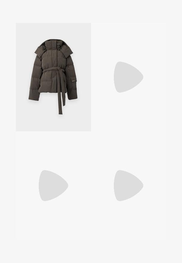 Giubbotto imbottito di colore grigio scuro, con vita cintata, collo oversize e imbottitura cucita. Tessuto liscio, senza motivi visibili o accessori.; Maglietta corta grigia a maniche corte con scollatura rotonda. Realizzata in tessuto morbido, presenta un motivo texturizzato e una silhouette aderente.; Gonna di pelle nera con design svasato, di lunghezza media, caratterizzata da una superficie liscia e dettagli di cucitura discreti lungo l'orlo.; Stivale in pelle marrone alto fino al ginocchio con finitura testurizzata, punta quadrata e tacco a blocco basso. Presenta cuciture laterali e una parte superiore leggermente svasata.