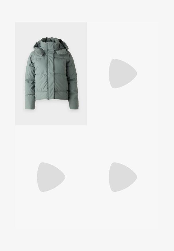 Kohandatud roheline puhvekattega jakk, millel on kõrge krae, eemaldatav kapuuts ja nööbid. Sujuv tekstuur, millel on õmmeldud paneelide detailid.; Valge lühikeste varrukatega pluus, millel on pikad volangvarrukad. Omab volditud esiosa ja nöör-detaili kaeluses. Sile ja kerge kangas.; Heledad sinise denimi teksad, kõrge vöökoht, laia jala lõige ja pehme kulumine. Omab nööpide sulgemist ja viit taskut.; Mustad mustad jalatsid ümmarguse varbaga, paksu plokkniidi ja elastsete külgdetailidega, kombineeritud tumedate sukkade ja musta lõhikuga seelikuga.; Hõbedased rõngastikkaehingad minimalistlikus disainis. Ümar kuju, sile tekstuur ja õhuke profiil. Kerged ning poleeritud viimistlusega.