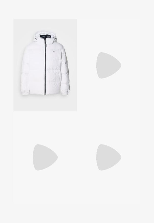 Tommy Jeans ESSENTIAL - Jachetă cu puf - white; Cămașă gri cu guler, mâneci lungi și textul "No Problemo" imprimat cu litere mari negre pe față. Material neted, ușor.; Jeans din denim albastru deschis cu croială dreaptă, având cusături contrastante, două buzunare frontale și detalii uzate pe material.; Adidași albi cu accente verzi, din suede și piele, cu vârf rotunjit, talpă texturată și logo brodat pe lateral și pe limbă.