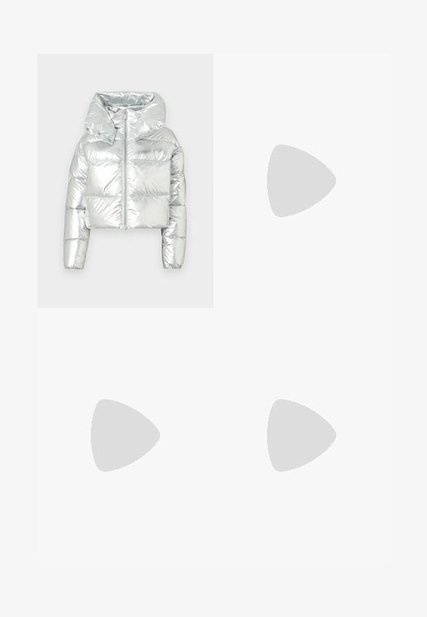 Hõbedane metallik pufferi jope, millel on lühendatud disain, ülemõõduline kapuuts, lukuga sulgemine ja tikitud tekstuur; omab elastseid mansette.; Must must t-särk lühikeste keeratud varrukatega, ümmarguse kaeluse ja punase etiketiga. Sile tekstuur, sobiv kuju minimaalsete detailidega.; Mustad laiad mustad püksid, mis on valmistatud puuvillast, kõrge vöökoha, suurte küljetaskute ja kumerate rihmadega, kus on hõbedased detailid.; Mustad mustad kõrged kontsad, terava toe ja siledast nahast. Omab laia pahkluu rihma ruudukujulise hõbedase klambri ja nurgakujuliste naeltega.