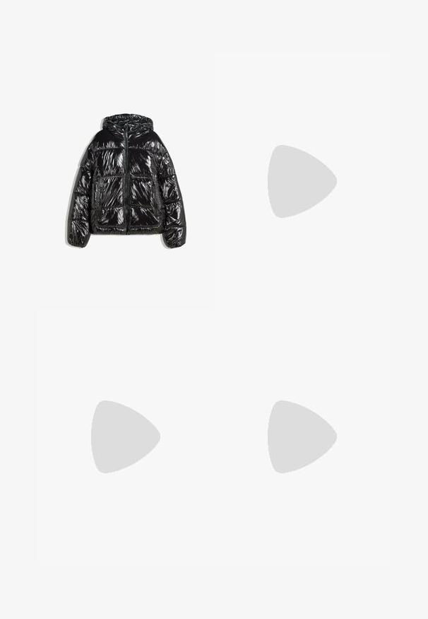Schwarze Daunenjacke mit glanzvoller Oberfläche, horizontal gestepptem Design, verstellbare Kapuze, zwei Fronttaschen und einem zentralen Reißverschluss.; Graues Baumwollmix-T-Shirt mit schwarzem Nike-Logo; verfügt über ein kleines Nike-Etikett am seitlichen Saum; schlichtes Design, kurze Ärmel.; Beige Cargo-Hosen aus leichtem Baumwollmaterial. Mit elastischen Bündchen, mehreren Seitentaschen und einem Knopfverschluss.; Weiße Leder-Sneaker mit Perforationen, runder Zehenpartie, flacher Sohle und dicken Schnürsenkeln, mit sichtbar eingesticktem Swoosh-Logo und "AIR" an der Ferse.