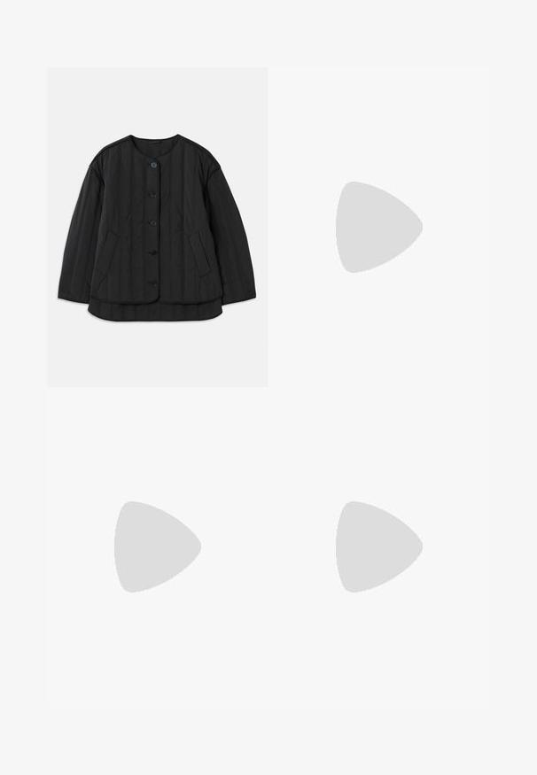 Giacca nera trapuntata con bottoni, colletto rotondo, maniche lunghe e due tasche frontali inclinate, mostrata distesa su uno sfondo bianco.; T-shirt cropped color crema realizzato in tessuto a coste, con scollatura rotonda e maniche corte in una vestibilità rilassata.; Jeans svasati grigio chiaro, realizzati in denim, con vita alta, design a cinque tasche e finitura pulita con dettagli di cucitura minimi.; Paul Smith AMIRA - Decolleté - black