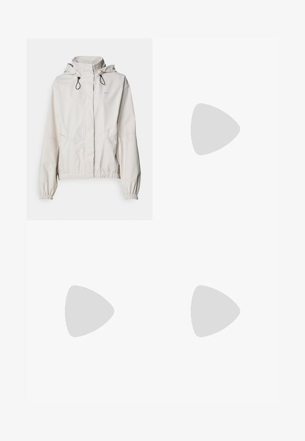 Giacca zip-up beige chiaro con cappuccio, polsini elasticizzati e due tasche anteriori. Presenta il logo Nike in argento sulla parte superiore sinistra.; Maglietta a maniche lunghe e collo alto in un morbido tessuto bianco crema. Presenta una texture liscia e un design aderente, senza motivi o hardware visibili.; Pantaloni neri a gamba larga con cintura elastica e un piccolo logo Nike bianco. Il tessuto ha una texture liscia, progettata per il comfort e l'abbigliamento casual.; Scarponcino da trekking nero e grigio con materiali in rete e sintetici, suola robusta, design con lacci e punta rinforzata. Logo del marchio visibile.; Occhiali da sole bianchi in plastica con grandi lenti ovali, leggermente grigie. Presentano gommature nere sulle orecchie e un piccolo logo sulla montatura. Finitura liscia.; Zaino nero realizzato in tessuto leggero e testurizzato con una cerniera centrale, spallacci regolabili e un manico superiore. Presenta un logo sul lato.; Guanti neri realizzati in materiale sintetico con un design aderente, caratterizzati da un logo visibile e un palmo texturizzato per una migliore presa. Includono un dettaglio con cerniera.