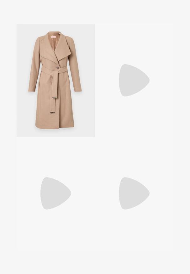 Beige knielanger Wollmantel mit breiten Revers, einem Knopf, passendem Gürtel mit Metallspitzen und langen Ärmeln, flach auf einem weißen Hintergrund präsentiert.; Kurzes, kurzärmliges Oberteil aus geripptem Material mit einem beige- und schwarzgestreiften Tigerdesign. Verfügt über einen runden Halsausschnitt und eine lockere Passform.; Schwarze weite Hosen aus weichem Stoff. Mit einem Gürteltäfelchen und vorderen Falten. Glatte Textur mit einem klaren, modernen Design.; Hohe schwarze Lederstiefel mit elegantem Design, spitzer Zehe und einem goldenen Kettenakzent am Knöchel. Tiefer Blockabsatz. Glatte Textur.