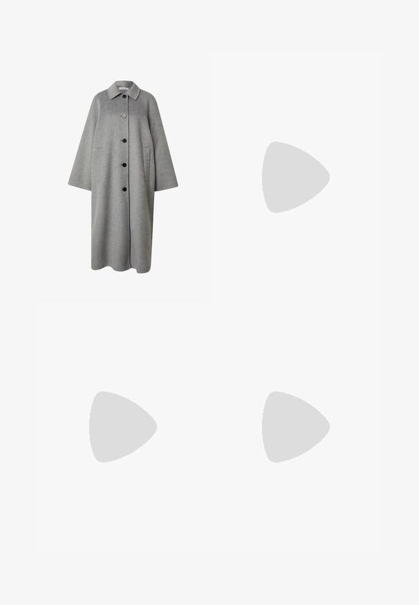 Lange grijze wollen jas met een kraaghalslijn, sluiting met knopen aan de voorkant en twee zijzakken. Heeft een zachte, gestructureerde afwerking en brede mouwen.; Lichtblauwe gebreide trui met een ronde halslijn, een drop shoulder ontwerp en geribbelde manchetten en onderrand. Zachte textuur, ontspannen pasvorm.; Donkerblauwe denim jeans met een losse fit, lichte stiksels, vijf zakken en een knoopsluiting op de taille.; Witte sneaker met zwarte strepen en gouden branding. Bevat suède en leren materialen, geperforeerde bovenkant en een getextureerde rubberen zool.