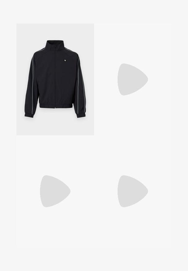 Melnas sporta jaka ar augstu apkakli, ar rāvējslēdzēju un elastīgām piedurknēm. Tiek piedāvātas gaiši zilas svītras gar piedurknēm un neliels logotips uz krūšu.; Pelēka garām piedurknēm pogājama krekla ar kabatu, apkakli un izšūtu logotipu uz krūšu daļas. Izgatavots no tekstūrēta auduma.; Melnas, plaša kāju bikses, izgatavotas no gluda auduma ar elastīgu jostu. Nav redzamu rakstu vai detaļu.; Gaišs beigu mēness zābaks ar noapaļotu purngalu, aukliņas aizdari un teksturētu gumijas zoli. Tam ir balts zīmols un gluda sintētiska materiāla virsma.