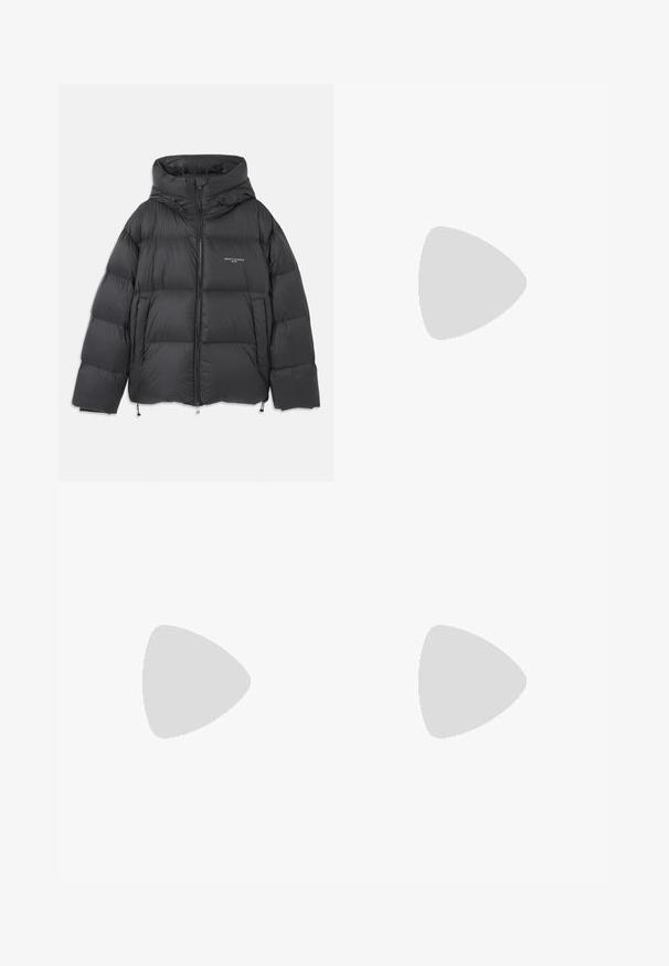 Crna puffer jakna s visokim ovratnikom i kapuljačom, sa kviltanim dizajnom, prednjim patentnim zatvaračem i podesivim špagama na rubu i kapuljači.; Crna majica s kratkim rukavima koja sadrži teksturirani uzorak izmjeničnih 'A' logotipa i okrugli izrez. Napravljena od laganog materijala.; Crne široke hlače izrađene od glatkog materijala. Imaju ravni prednji deo s petljama za remen i ravni kroj, uz minimalne detalje.; Bijele niske tenisice s gornjim dijelom od teksturirane kože, kremasto žljebastim potplatom i smeškim akcentom na peti. Imaju bijele vezice i detalj s logotipom na peti.