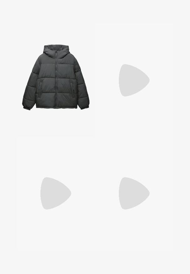 Daunenjacke in Dunkelgrau mit Kapuze, ausgestattet mit einem Reißverschluss vorne, elastischen Bündchen und zwei seitlichen Reißverschlusstaschen mit einem gesteppten Design.; Polohemd mit kurzen Ärmeln in Creme mit marineblauen vertikalen Streifen, ausgestattet mit einem Kragen und einer Knopfleiste mit drei Knöpfen. Stricktextur über das gesamte Hemd.; Schwarze Baumwollhose mit lockerem Schnitt, ausgestattet mit einem klassischen Bund, vorderen Falten und Seiten taschen. Glatte Textur ohne Muster.; Weiß-schwarze Sportschuhe mit einer strukturierten Sohle, die auf der Seite ausgeschnittene Designs und Schnürsenkel aufweisen, sowie eine gepolsterte Ferse für Unterstützung.