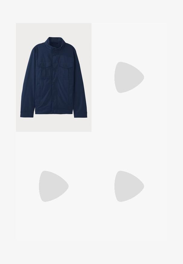 Marineblauwe jas van katoen, met een staande kraag, twee voorzakken en drukknoopsluiting. Soepele textuur met een gestructureerd ontwerp.; Overhemd met knopen, voorzien van een blauw en paars zigzagpatroon met verticale zwarte strepen, lange mouwen en een klassieke kraag.; Beige broek gemaakt van geweven stof, met een rechte snit, platte voorkant en riemlussen. Soepele textuur zonder zichtbare patronen.; Marine blauwe suedekleurige low-top sneaker met ronde neus, off-white rubberen zool en bijpassende veters; heeft een contrasterende tan interieur voering.