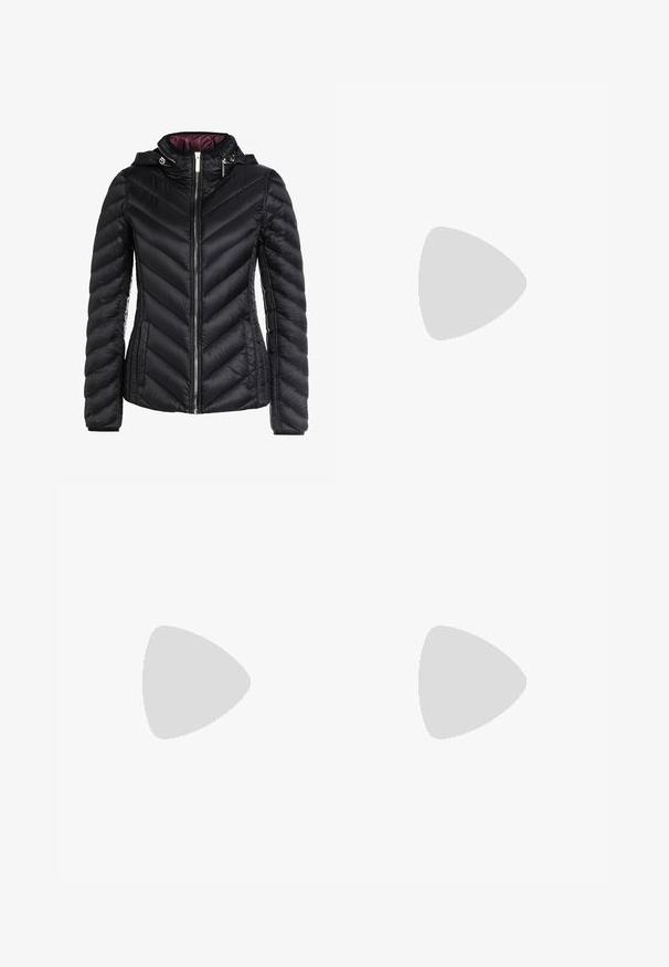 Must mustaga, millel on kapuuts, chevron-kviltiga, esi tõmblukk ja kontrastne lilla vooder. Pehme materjal ja täpselt istuv disain.; Lühikeste varrukatega, pehmest kangast lõigatud valge T-särk, millel on ümar kaelus ja soonikuga ääred. Lihtne ja ilma kaunistusteta disain.; Mustad püksid siledast kangast, millel on kõrge vöökoht, laiad jalad, esimesed kortsud ja klassikalised vööloopid. Küljepockets pole nähtavad.; Must hõbedavärvi patendiga slingback kontsakingad terava varbaga, kitsas konts ja peene lõikega disain. Statistika on kuldne pandla rihmal.