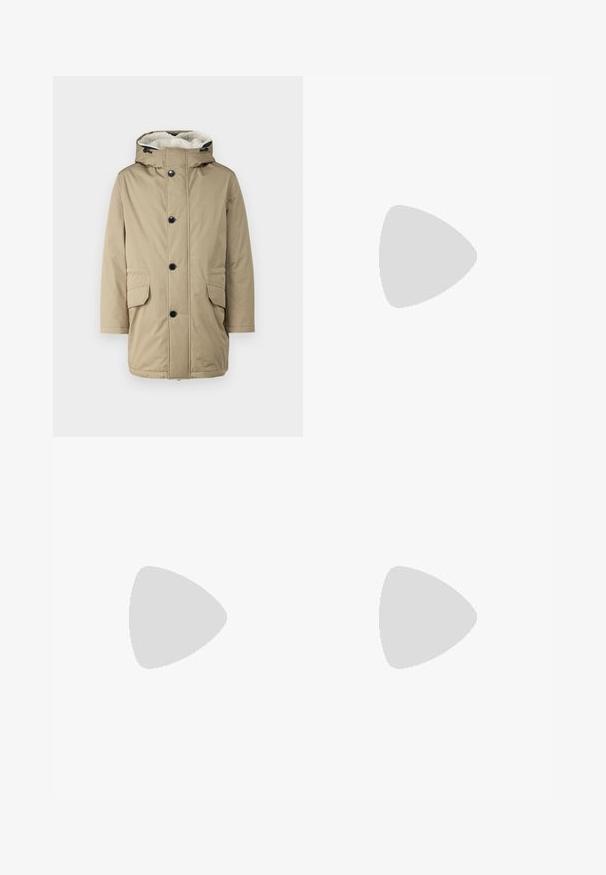 Yves Salomon ICONIC PARKA  - Dūnu mētelis - lichen; Tumši zils kreklveida džemperis, izgatavots no mīksta auduma, ar garām piedurknēm un ribotu apakšmalu. Nav redzamu rakstu vai rotājumu.; Gai zila denima bikses ar šauru piegriezumu, piecām kabatām un taisnu kāju dizainu. Iekļautas rāvējslēdzēju aizdare un jostas cilpas. Mīksta tekstūra.; Baltas ādas sneakers ar gludu virsmu, apaļu pirkstu daļu, plakaniem šņorēm un teksturētu zoli. Satur diskrētu logotipu uz papēža.