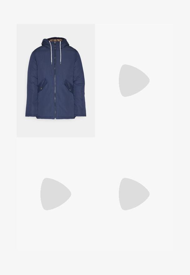 Veste matelassée bleu marine avec capuche, dotée d'une fermeture éclair à l'avant, de deux poches latérales avec boutons et de cordons de serrage blancs.; Chemise à manches longues bleue en tissu léger, avec un col classique, un devant à boutons et des boutons blancs. Texture lisse, design polyvalent.; Jeans en denim bleu clair avec une coupe ample, taille mi-haute et jambes droites. Comprend cinq poches, des passants de ceinture et une fermeture à bouton.; Baskets avec une tige en mesh bleu marine, des accents en suède gris, une semelle en caoutchouc blanc et des lacets plats blancs, conçues pour le confort et la respirabilité.