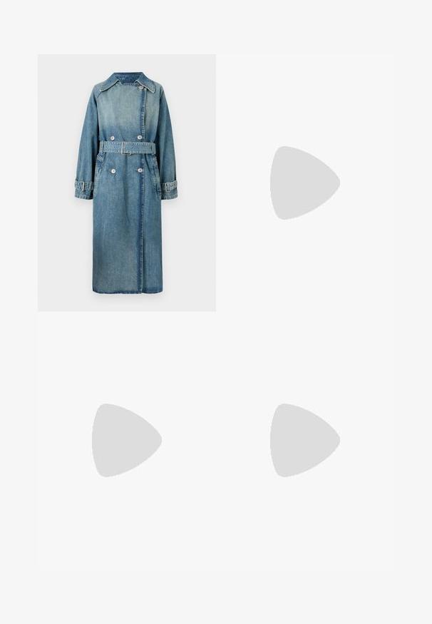 Denim trenchcoat i lyseblå. Har krage, dobbeltradet design, belted midje og knappede mansjetter med detaljerte sømmer.; Hvit cropped genser laget av myk strikket materiale. Har V-hals, ribbestrikket kant, og et lite hjerteemblem på venstre bryst.; Lyseblå flared jeans laget av denim, med høy midje, lommer og frynsete hem. Stoffet har en falmet vask og subtil tekstur.; Sorte skinnloafere med en glatt overflate, sydd detaljer rundt tåen, og en lav gummisåle. Kombinert med vide svarte bukser.