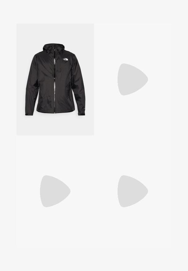 Czarna wodoodporna kurtka z lekkiego materiału. Posiada zamek z przodu, regulowany kaptur oraz akcent z logo na piersi. Wbudowane elastyczne mankiety.; Czarna długorękawowa bluza z okrągłym dekoltem z małym białym napisem "KARMA 93" i oczami na lewej piersi, z prążkowanymi mankietami i dołem.; Czarne spodenki sportowe wykonane z lekkiego materiału, z elastycznym pasem na sznurek, bocznymi kieszeniami i zwężanymi mankietami przy kostkach.; Czarne buty sportowe z teksturowaną siateczką, solidnymi czarnymi akcentami i białą, lekką podeszwą. Posiadają zapięcie na sznurówki i uchwyt do zakładania.