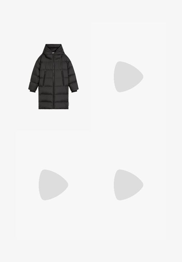 Schwarze Daunenjacke mit Kapuze, versehen mit gestepptem Textil, einem Reißverschluss an der Vorderseite und zwei seitlichen Reißverschlusstaschen. Lange Ärmel mit elastischen Bündchen.; Weißes Baumwoll-T-Shirt mit rundem Halsausschnitt und kurzen Ärmeln. Auf der Vorderseite sind keine ausgeprägten Muster oder Akzente sichtbar.; Weisse, maßgeschneiderte Hosen mit geradem Bein, die über einen Knopfverschluss, Gürtelschlaufen und Seitentaschen verfügen; glatte Stoffoberfläche.; Weiße Sneaker aus Mesh-Material, mit Gummisohle, schnürfreiem Design mit elastischen Bändern und goldfarbenen Akzenten.