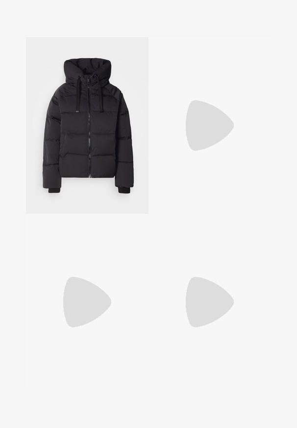 Fekete puffermellény cipzárral, túlságosan nagy kapucnival és elasztikus mandzsettákkal. Steppelt kialakítás és sima textúra a szigetelés érdekében.; Fekete, hosszú ujjú felső, összepréselt bársonyból készült, lekerekített nyakkivágással és fényes, texturált felülettel.; Bőszárú farmernadrág, világos és sötétkék árnyalatokkal, magas derekú, övgyűrűkkel és a nadrággal megegyező anyagú övvel. Textúrált farmer kivitel.; Térdfelett érő fekete bőr csizmák négyzet alakú orral és tömbtalppal, olajzöld kabátban ülő modellel bemutatva. Simaság, minimalista részletezés.