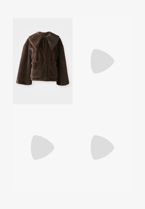 Giacca in pelliccia sintetica marrone con ampio colletto, chiusura a fiocco frontale, maniche lunghe e due tasche a toppa davanti su uno sfondo bianco.; Top corto a maniche corte di colore bianco, in maglia, con scollatura rotonda. Presenta una texture liscia e accenti a coste sottili sulle maniche e sull'orlo.; ASPESI PANTALONE  - Wide Leg - denim; Sandalo in pelle nera con punta quadrata, cinturini sottili, cinturino alla caviglia regolabile e tacco basso. Presenta un piccolo accento dorato sul cinturino.